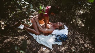 Rasakan nafsu birahi orgasme di hutan