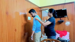 Desi bhabhi mengukur anak laki -laki di toko kosong - seks India panas dengan puting besar