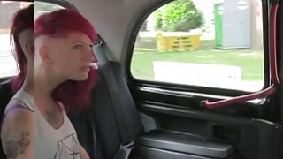 Merah muda berambut Brit membenturkan taksi