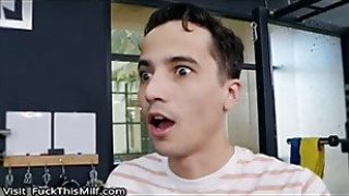 Milf mengendarai pria pendek di gym selama latihan