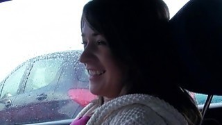 Brunette amatir sayang poni di dalam mobil di depan umum
