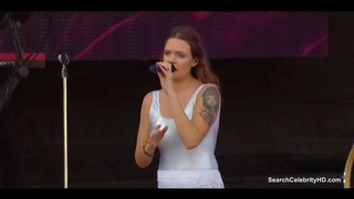 Tove Lo memamerkan payudaranya di konser live di atas panggung