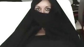 Istri Muslim Burqa Iran memberikan Footjob pada Yankee Mans Big American Penis