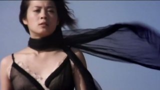 Kulit pucat MILF Jepang Kitano Nikki berpose dalam gaun romantis