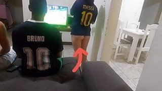 Aku berhubungan seks dengan teman suamiku karena taruhan, aku terangsang dan akhirnya melakukan dp dengan keduanya