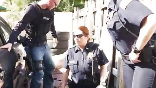 Threesome interracial luar ruangan dengan dua polisi wanita berdada dan pejantan cocked besar