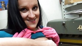 Hunk memberikan krim seks hangat pada cewek setelah bercinta