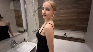 Teman berambut cokelat remaja seksi meniduri penis besar saya - pov doggystyle blowjob