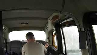 Poni pirang Inggris busty di taksi palsu sambil parkir di depan umum