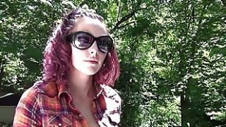 Model baru yang segar melakukan masturbasi sambil telanjang berjemur di jeram cedar iowa