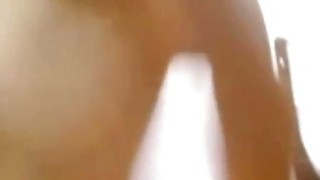 Brunette dengan anal pantat besar bermain-main di webcam