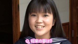 Mahasiswa Jepang yang imut berpose dengan pakaian renang putih di kamera