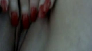 Cantik dengan kuku merah panjang bermain dengan klitorisnya di video seks buatan sendiri