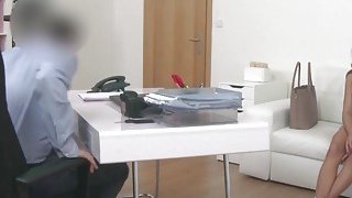 Agen palsu menembak seks dengan berambut merah di kantor