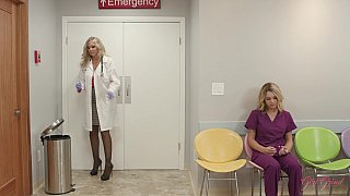 Big tit milf doctor julia ann mesum perawat barunya dengan big naturals gabi