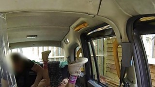 Payudara besar pirang mendapat bercinta anal di taksi di depan umum