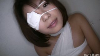 Gadis Jepang yang dibalut Azumi Harusaki memberikan blowjob