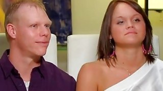 Istri Busty akan bercinta kacau di pesta seks swinger luar biasa