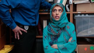 Remaja tertangkap menyembunyikan barang di Hijab-nya