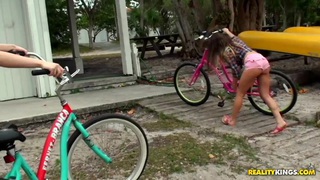 Rachel, Chloe dan Molly mengendarai sepeda dan bercinta