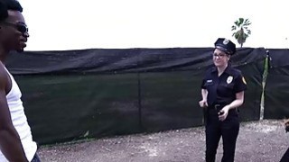 Dua pantat besar polisi wanita mendapatkan fucked antar-ras